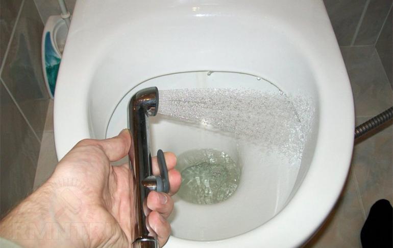 Lorsqu'il n'y a pas de place pour un bidet, l'installation d'une douche hygiénique sera utile. Mélangeur avec schéma de raccordement de douche hygiénique.